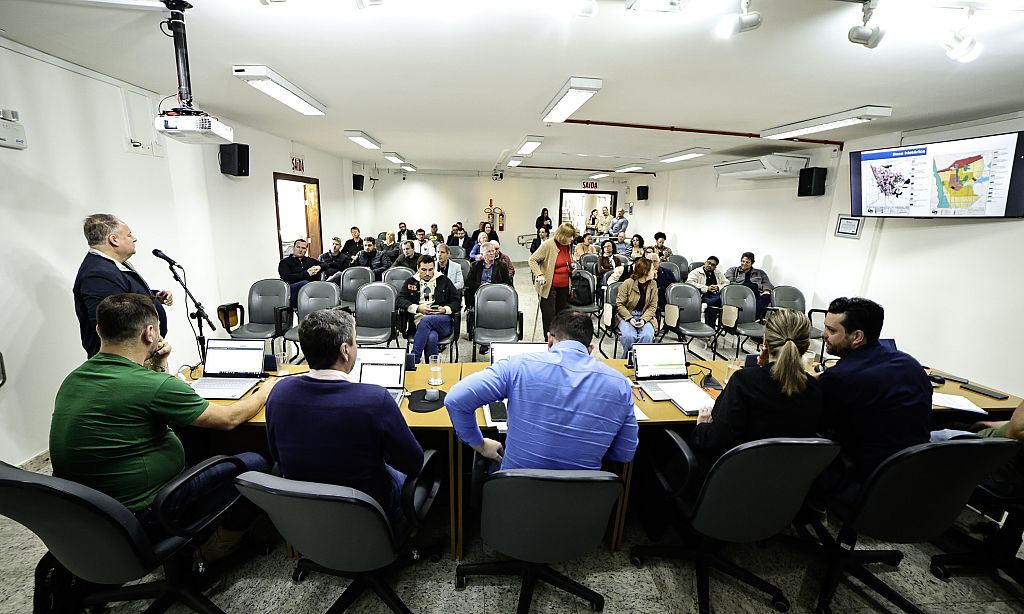 Legenda: Secretário Marcel Virmond Vieira apresenta projeto da Prefeitura a vereadores e público em audiência Fotógrafo: Mauro Schlieck/CVJ